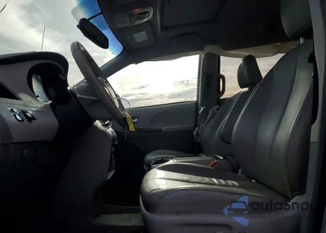 2013 Toyota Sienna Xle z USA, uszkodzony, nr VIN 5TDYK3DC3DS382367